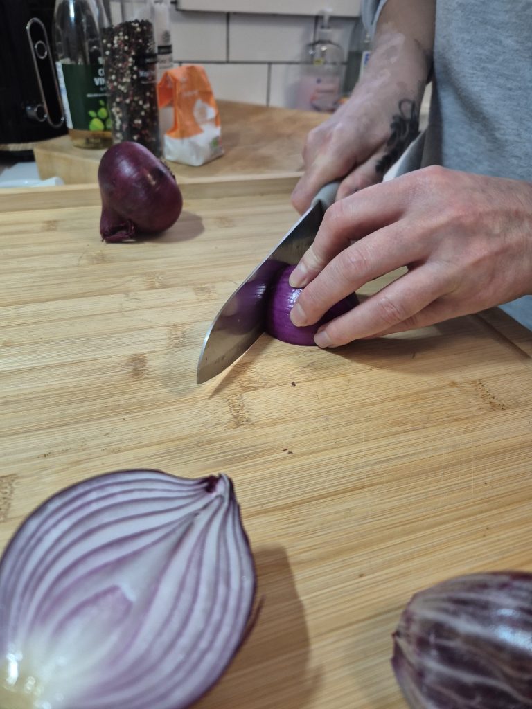 slicing the red onions